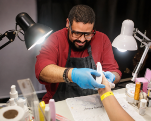 Napoleão Canela working at the manicure table