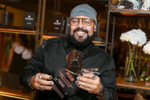 Napoleão Canela holding his Staleks professional award